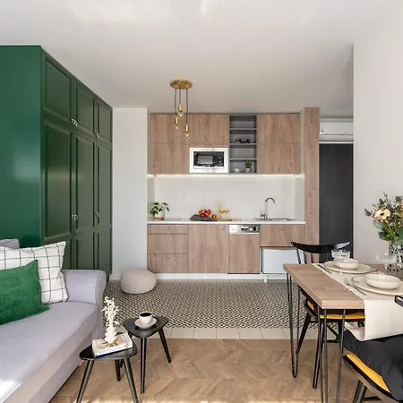3 Minutes Old Town Apartment *